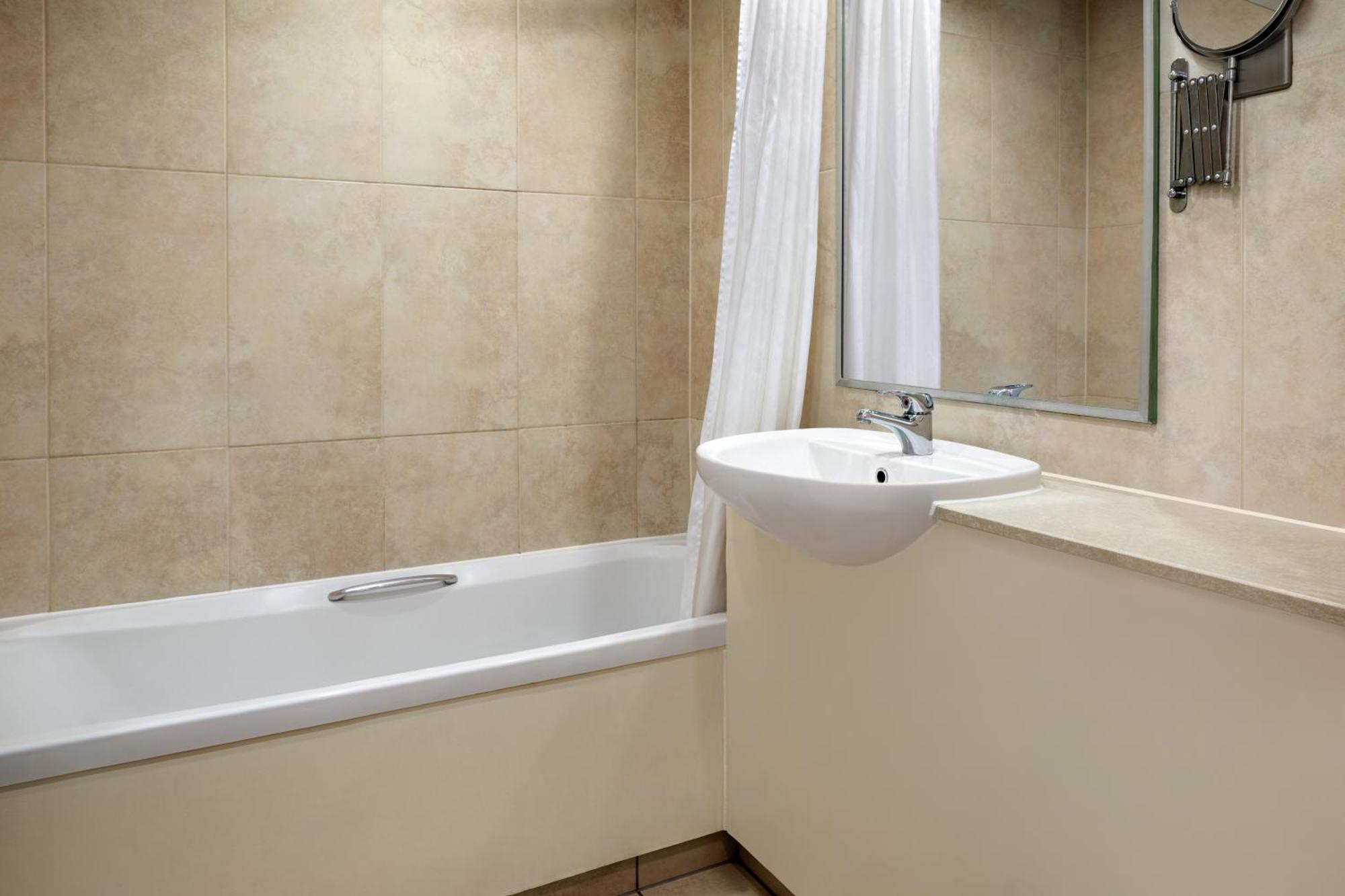 Ramada By Wyndham Cheltenham Golden Valley المظهر الخارجي الصورة