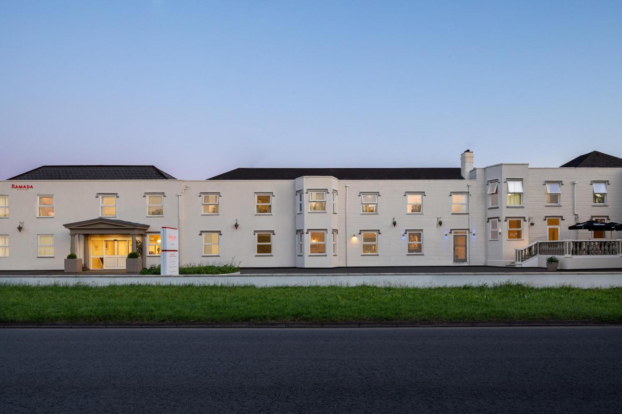 Ramada By Wyndham Cheltenham Golden Valley المظهر الخارجي الصورة