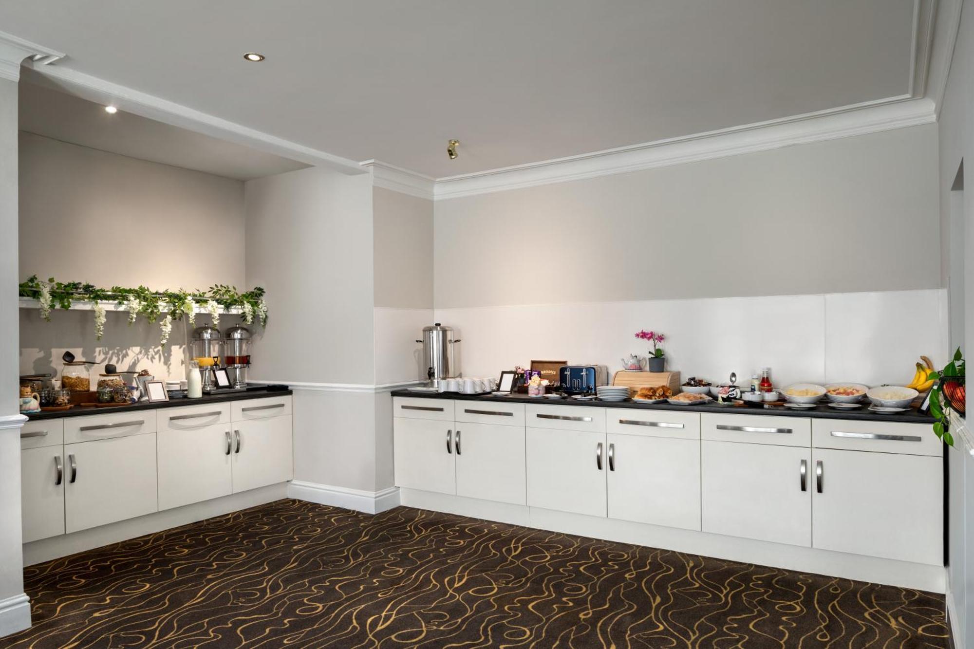 Ramada By Wyndham Cheltenham Golden Valley المظهر الخارجي الصورة