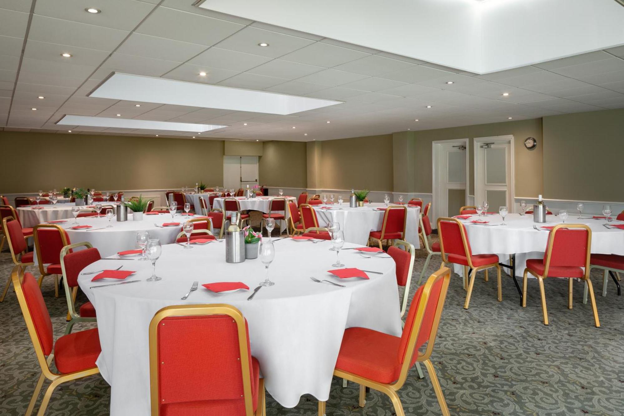 Ramada By Wyndham Cheltenham Golden Valley المظهر الخارجي الصورة