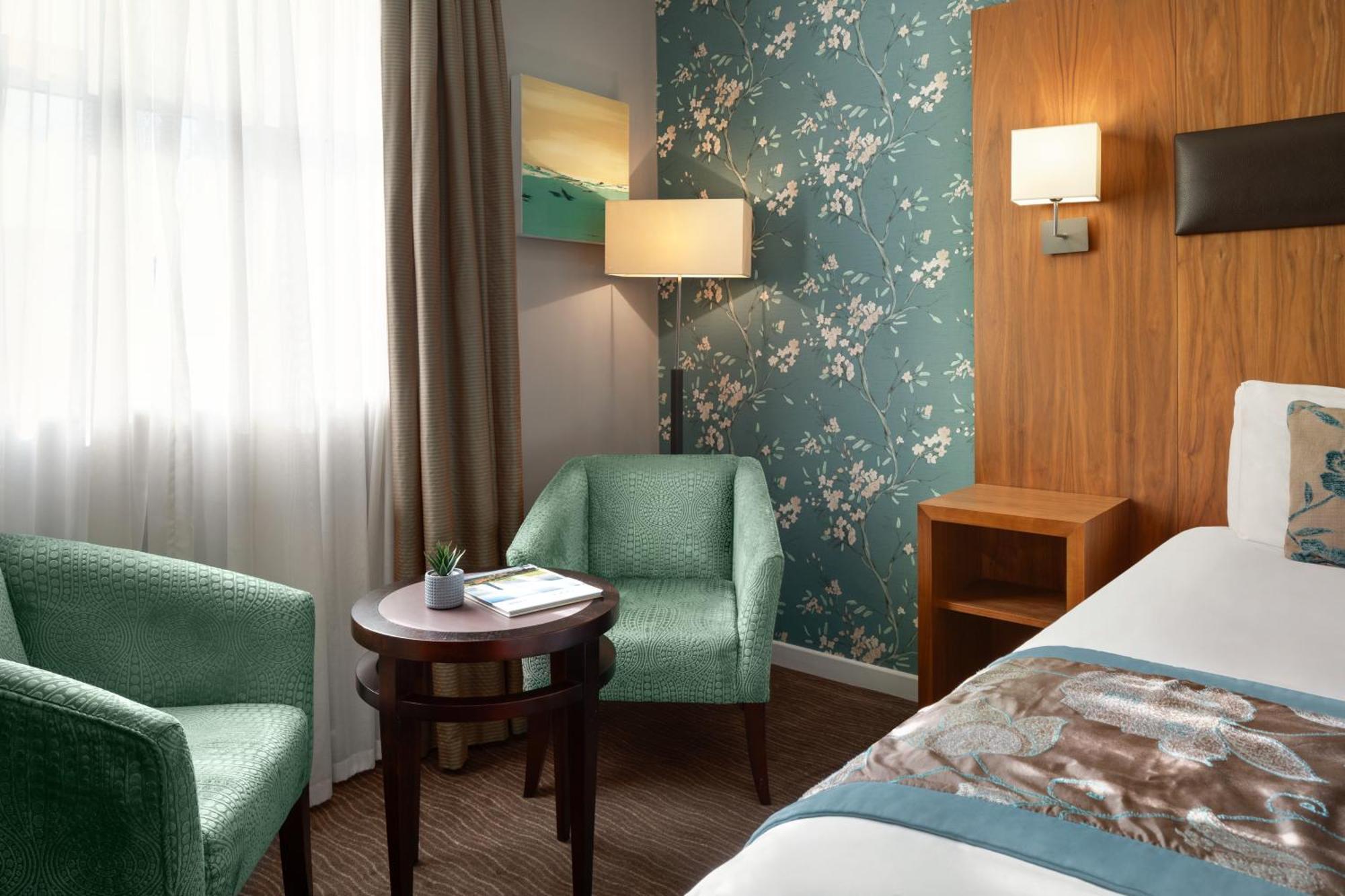 Ramada By Wyndham Cheltenham Golden Valley المظهر الخارجي الصورة